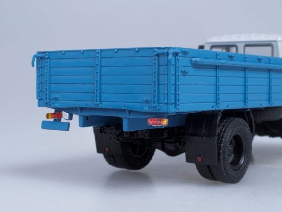 Грузовик ГАЗ-3307 (двигатель ЗМЗ-513) дерев. борт (серый-голубой)-фото9