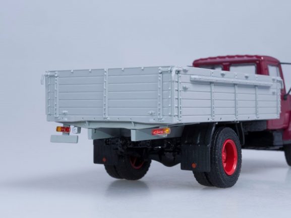 Грузовик ГАЗ-3307 (двигатель ЗМЗ-513) выставочный, дерев. борт (темно-красный)-фото5
