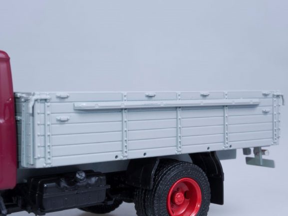 Грузовик ГАЗ-3307 (двигатель ЗМЗ-513) выставочный, дерев. борт (темно-красный)-фото7