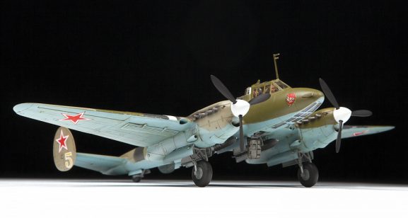 Советский пикирующий бомбардировщик Пе-2 (1:72)-фото3