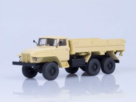 Миасский грузовик Урал 375Н 6х6 бортовой 1974 г. (бежевый)-фото1