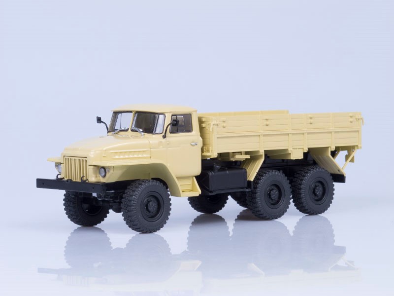 Миасский грузовик Урал 375Н 6х6 бортовой 1974 г. (бежевый)-фото1