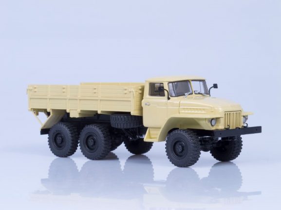 Миасский грузовик Урал 375Н 6х6 бортовой 1974 г. (бежевый)-фото3