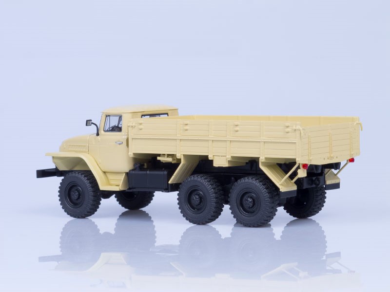 Миасский грузовик Урал 375Н 6х6 бортовой 1974 г. (бежевый)-фото2