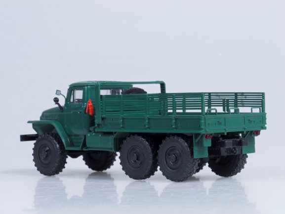 Миасский грузовик Урал 375Д бортовой (зеленый)-фото2