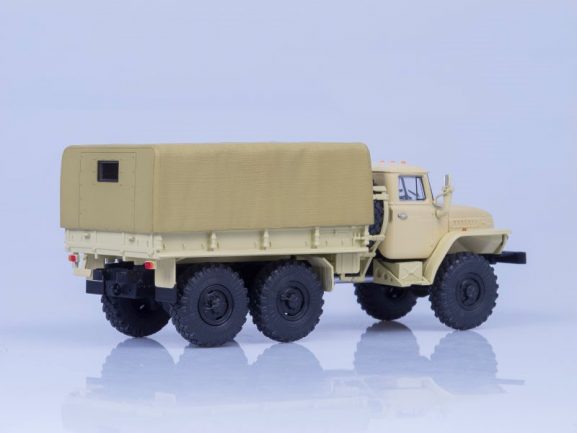 Миасский грузовик Урал 4320 бортовой с тентом (бежевый)-фото4