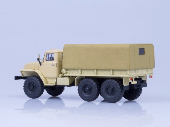Миасский грузовик Урал 4320 бортовой с тентом (бежевый)-фото2