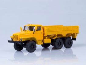 Миасский грузовик Урал 43202 6x6 бортовой (деревянная платформа, покрышки О-47А)-фото1