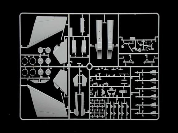 Многоцелевой советский истребитель Су-27 Flanker (Italeri)-фото3