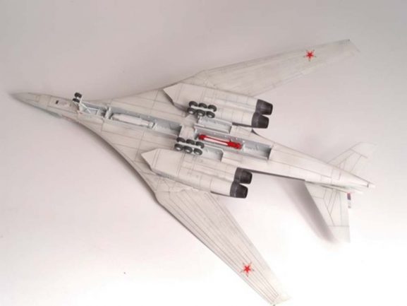Российский сверхзвуковой стратегический бомбардировщик Ту-160 (Подарочный набор)-фото3