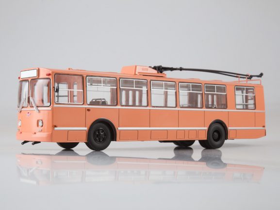 Троллейбус ЗИУ-9 (розовый)-фото6