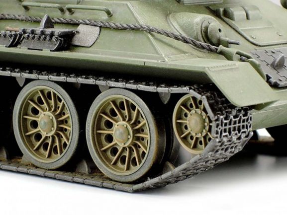 Советский средний танк Т-34/85 (1:48)-фото5