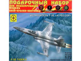 Американский истребитель F-5E Агрессор (Подарочный набор)-фото1