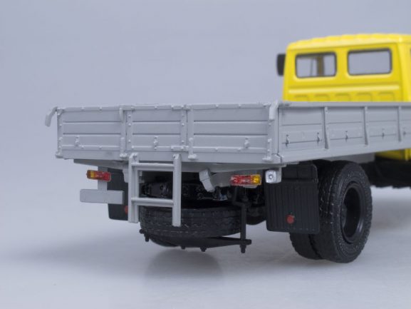 Грузовик ГАЗ-33073 (двиг. ЗМЗ-513) Грузовое такси (желтый)-фото12