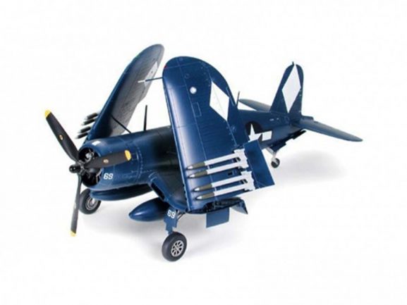 Американский истребитель Vought F4U-1D Corsair и аэродромный тягач-фото2