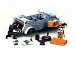 Немецкий ремонтник, ремонтирующий двигатель Kubelwagen-фото2