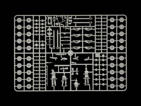 Немецкий средний танк Pz.Kpfw.IV Ausf.F1/F2/G (T-IV) с экипажем на отдыхе-фото3