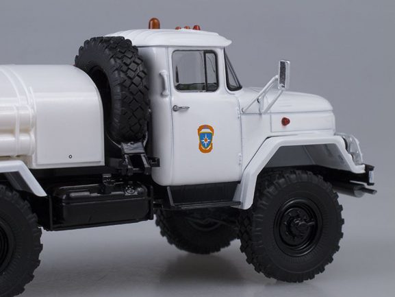 Топливозаправщик (бензовоз) АЦ-4,0 (ЗИЛ-131) МЧС-фото3