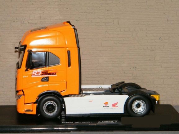 Седельный тягач Iveco S-WAY S510 Repsol Honda Team #93 Marc Marquez 2019 оранжевый-фото2