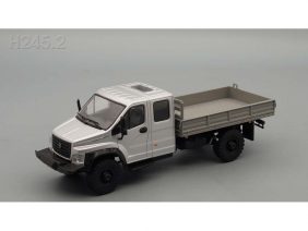 Грузовик ГАЗон Next C42A33 бортовой (серебристый/серый)-фото1