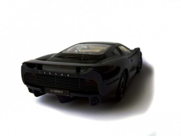 Автомобиль Jaguar XJ 220 (Tamiya)-фото4
