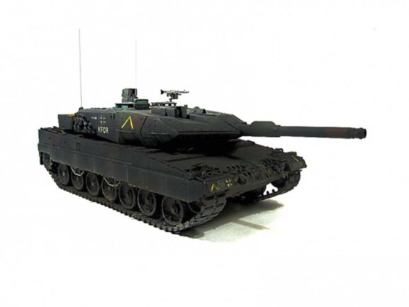 Немецкий основной боевой танк Leopard 2A5 с 1 фигурой-фото2