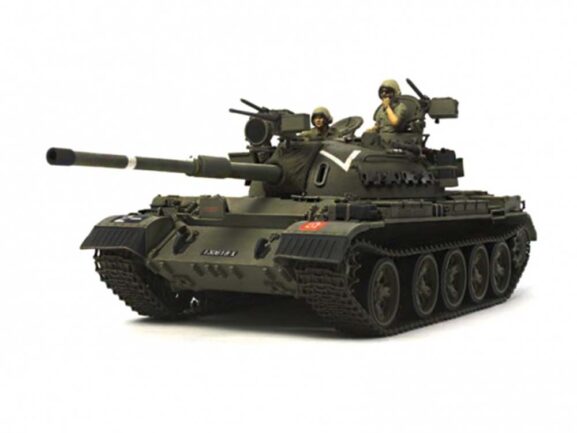 Израильский средний танк Ti-67 (Tiran 5) на базе Т-55 с двумя фигурами-фото2