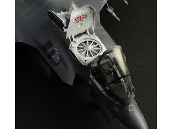 Истребитель-бомбардировщик Lockheed Martin F-35B Lightning II (1:48)-фото11