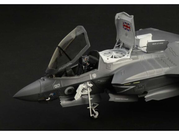 Истребитель-бомбардировщик Lockheed Martin F-35B Lightning II (1:48)-фото12