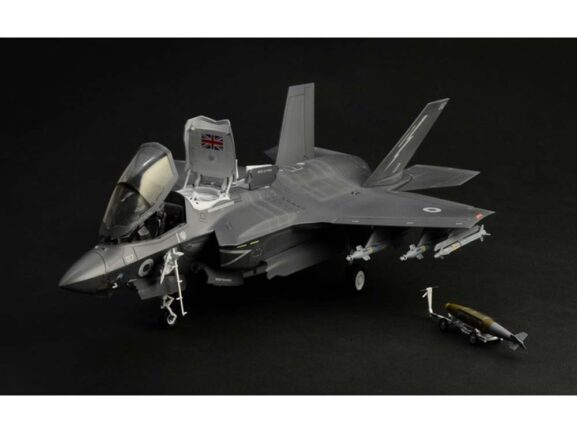 Истребитель-бомбардировщик Lockheed Martin F-35B Lightning II (1:48)-фото13