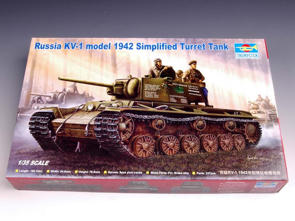Советский тяжелый танк КВ-1 обр. 1942 г. с легкой башней (1:35)-фото1