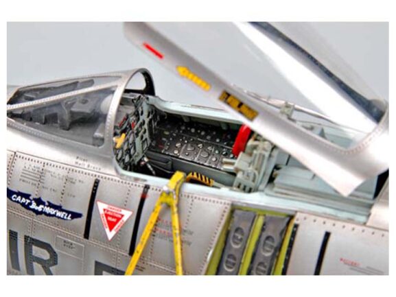 Американский истребитель North American F-100D Super Sabre (1:32)-фото13