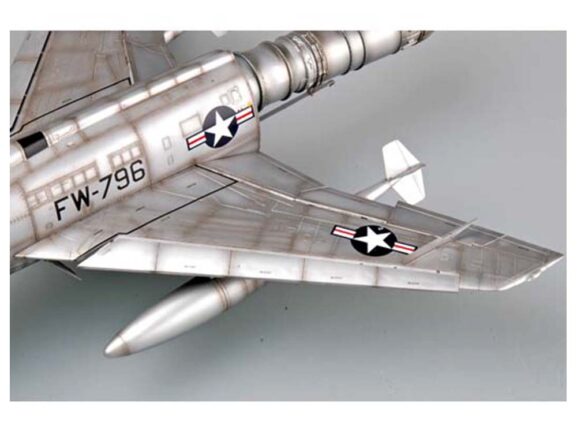 Американский истребитель North American F-100D Super Sabre (1:32)-фото21