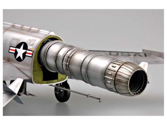 Американский истребитель North American F-100D Super Sabre (1:32)-фото22