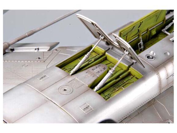 Американский истребитель North American F-100D Super Sabre (1:32)-фото15