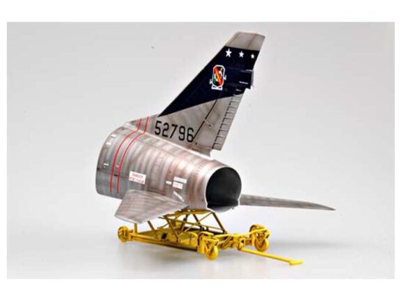 Американский истребитель North American F-100D Super Sabre (1:32)-фото16