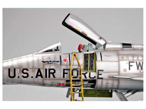 Американский истребитель North American F-100D Super Sabre (1:32)-фото17
