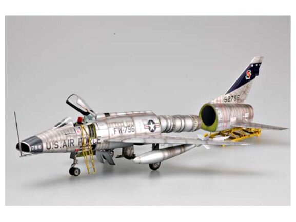 Американский истребитель North American F-100D Super Sabre (1:32)-фото18