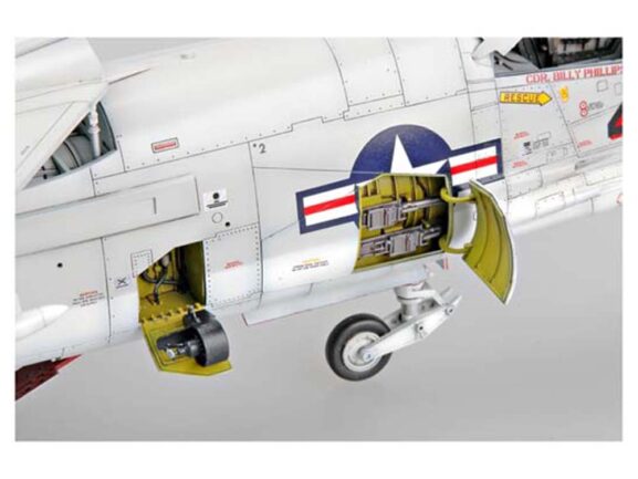 Американский истребитель Vought F-8E Crusader (1:32)-фото9