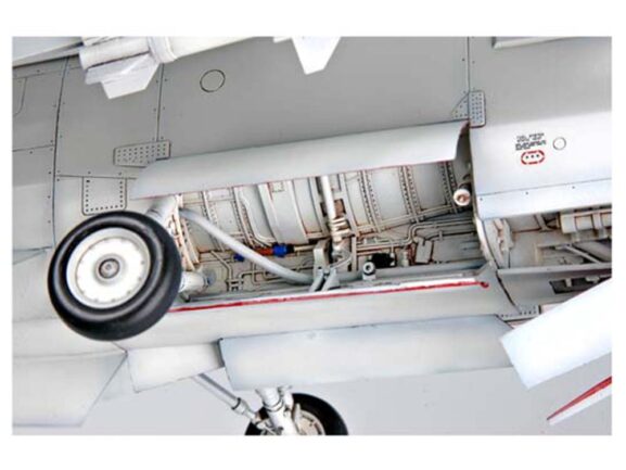 Американский истребитель Vought F-8E Crusader (1:32)-фото10