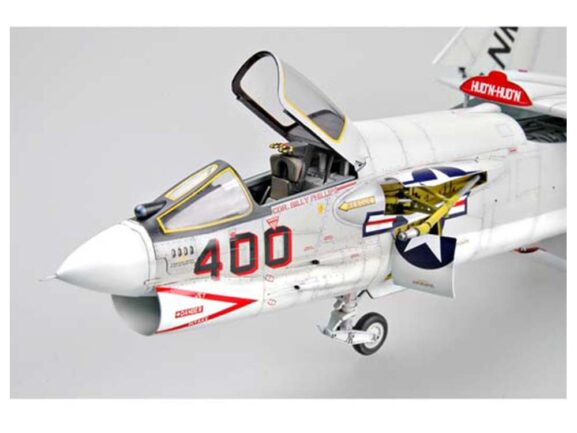 Американский истребитель Vought F-8E Crusader (1:32)-фото12