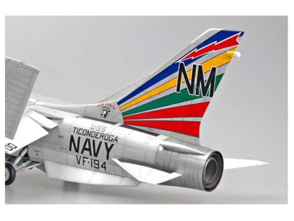 Американский истребитель Vought F-8E Crusader (1:32)-фото13