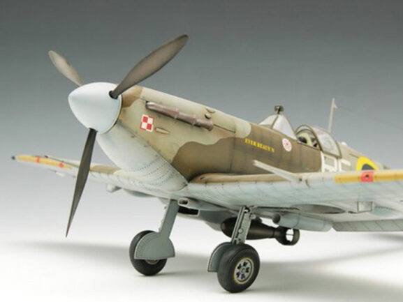 Британский истребитель Supermarine Spitfire Mk.Vb (Trumpeter)-фото2