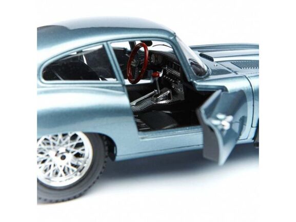 Автомобиль Jaguar E-Type Coupe Silver-фото8