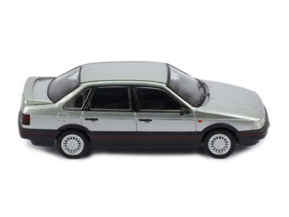 Автомобиль Volkswagen Passat GT 1988 silver — изображение 3