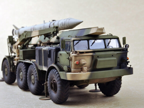 Пусковая установка ЛУНА-М 9П113 с ракетой 9М21 (ЗИЛ-135ЛМ) (Trumpeter) — изображение 15