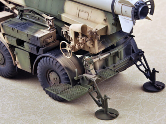 Пусковая установка ЛУНА-М 9П113 с ракетой 9М21 (ЗИЛ-135ЛМ) (Trumpeter) — изображение 18