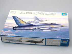 Американский истребитель North American F-100C Super Sabre (1:48)