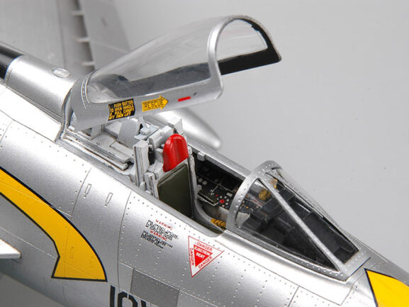 Американский истребитель North American F-100C Super Sabre (1:48) — изображение 11