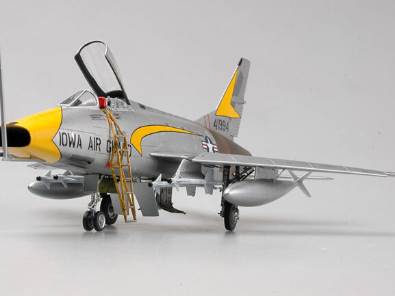 Американский истребитель North American F-100C Super Sabre (1:48) — изображение 8